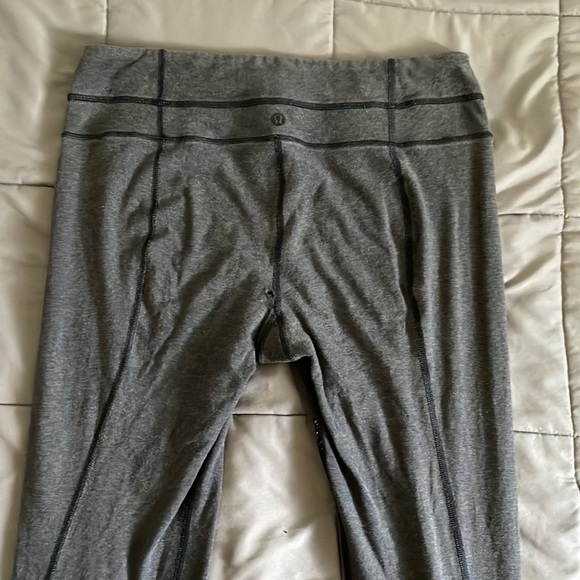 Woman’s Lululemon Leggings Size 8 - Picture 3 of 6